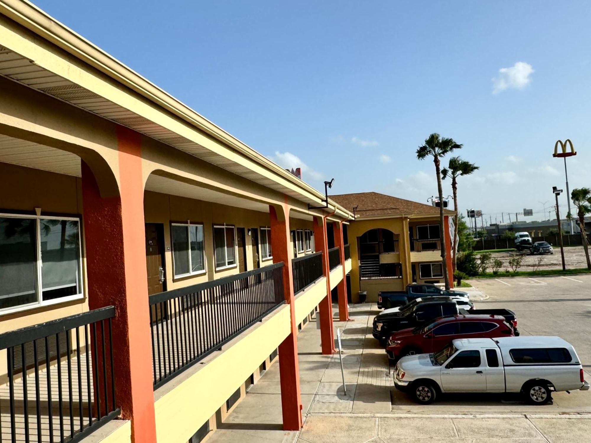 Texas Inn And Suites City Center At University Dr. Edinburg Exterior foto